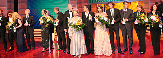 die Preisträger des Bayerischen Fernsehpreis 2009 beim gemeinsamen Bühnenbild mit Ministerpräsident Seehofer (Foto: Martin Schmitz)